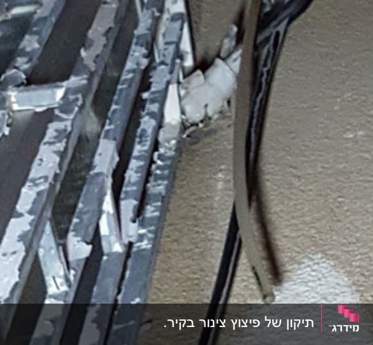 צינורות מים וחוטי חשמל על קיר